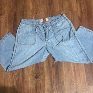 3/$15.  💵 Old Navy mid rise Capri